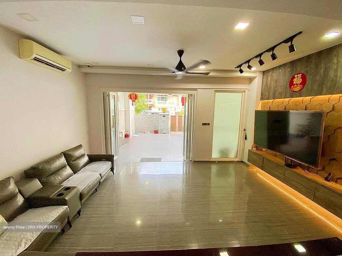 Flora Road (D17), Terrace #465344371